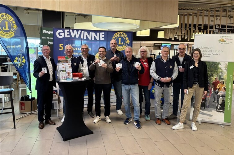 Oberbürgermeister David Langner (4.v.l.) und seine Lionsfreunde beim Losverkauf im Globus Bubenheim.