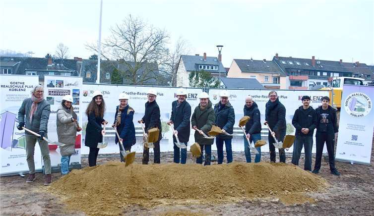 Oberbürgermeister David Langner (7.v.l.), Architekt Guido Fries (10.v.l.), Schulleiterin Nicole Staehle (3.v.l.), Projektleiterin (ZGM) Maren Preus (2.v.l.) und Amtsleiter (ZGM) Josef Heinen (9.v.l.) und der ehemalige Schulleiter Ralf Marenbach (1.v.l.) sowie die Schulsprecher (11. und 12.v.l.) trafen sich mit zahlreichen politischen Vertretern zum symbolischen Spatenstich für den Erweiterungsbau der Goethe-Realschule plus. Foto: Stadt Koblenz/Kim Köhler