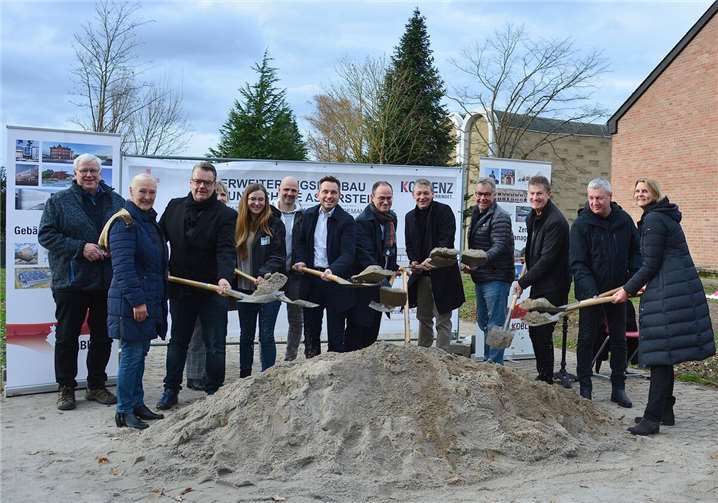 Oberbürgermeister David Langner (7.v.l.), Bildungs- und Kulturdezernent Ingo Schneider (8.v.l.), Architekt Jens J. Ternes (3.v.l.), Schulleiter Martin Lohmer (9.v.l.), Alexandra Zinndorf von der Aufsichts- und Dienstleistungsdirektion (13.v.l.), Projektleiterin (ZGM) Sonja Hahn (5.v.l.) und Amtsleiter (ZGM) Josef Heinen (6.v.l.) trafen sich mit zahlreichen politischen Vertretern zum symbolischen Spatenstich für den Erweiterungsbau der Grundschule Asterstein.  Foto: Stadt Koblenz / Kim Köhler