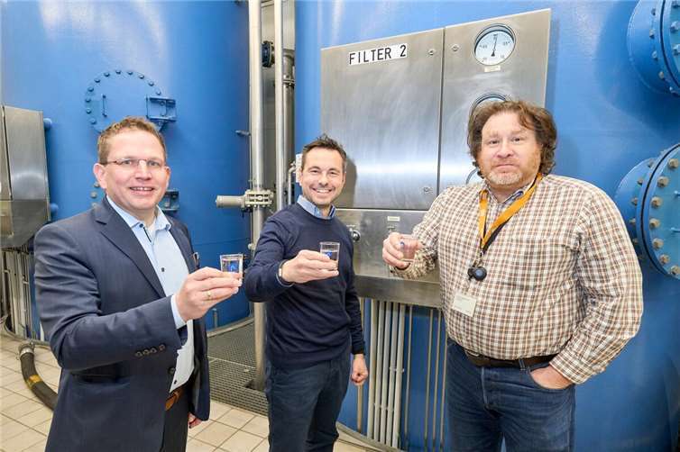 Oberbürgermeister David Langner, Geschäftsführer der Stadtwerke Lars Hörnig und Wasserwerksleiter Wolfgang Kochhan von der evm stoßen gemeinsame auf stabile Preise für 2025 an.  Foto: Sascha Ditscher.