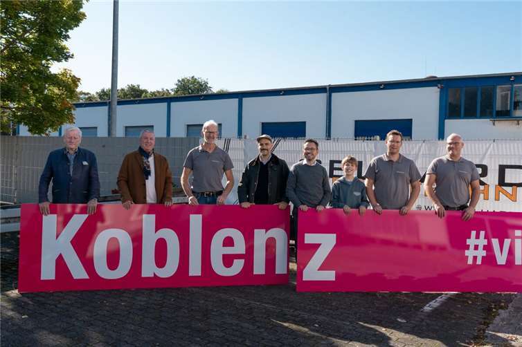 Oberbürgermeister David Langner (Mitte) präsentiert gemeinsam mit den Unterstützern und Beteiligten das neue Willkommensschild für die B9: v.l.n.r. Manfred Gniffke, Stephan Otto (CDU), Manfred Gelhardt (Gelhardt Werbetechnik), Jan Moryson (Koblenz-Touristik), David Langner, Jonathan Lipp (13), Marc Gelhardt, Christian Balmes (Beide Gelhardt Werbetechnik). Foto: Désirée von Canal