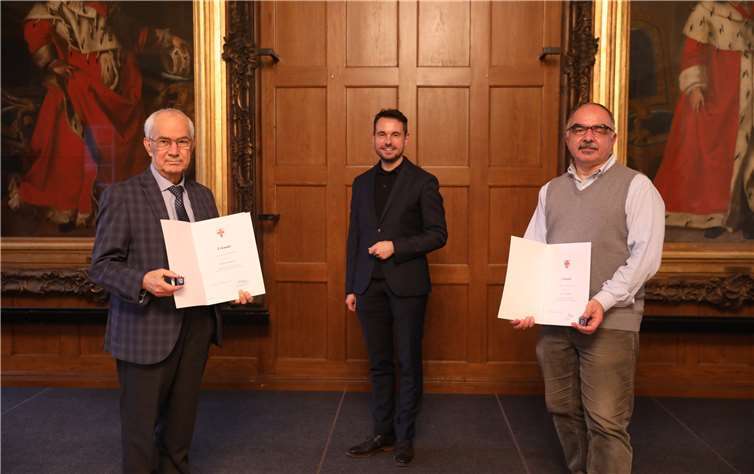 Oberbürgermeister David Langner (Mitte) zeichnete Vito Contento (li.) und Fevzi Kaplanfür ihr langjähriges Integrationsengagement mit der Ehrennadel für besondereintegrative Leistungen und Verdienste der Stadt Koblenz aus. Foto: Stadt Koblenz/Egenolf