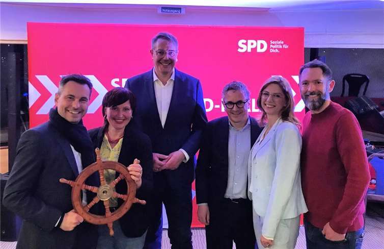 Oberbürgermeister David Langner, Natalja Kreuter (Vorsitzende SPD-Ortsverein), Ministerpräsident Alexander Schweitzer, Dr. Thorsten Rudolph, MdB, SPD-Landesvorsitzende Sabine Bätzing-Lichtenthäler und Robert Steinebach (stellv. Vorsitzender SPD-Ortsverein).  Foto: privat