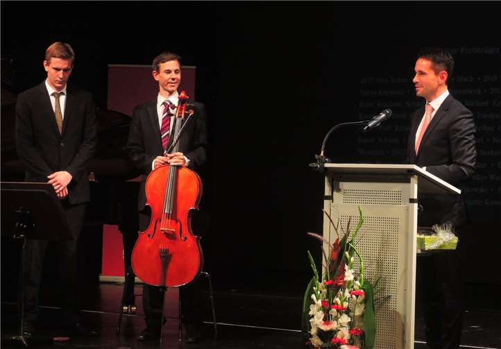Oberbürgermeister David Langner bedankte sich bei Frederik Jäckel (Mitte) und Rafael Klepsch für die musikalische Gestaltung des Abends.