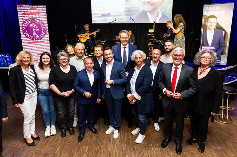 Oberbürgermeister David Langner begleitet von Ministerpräsiden Alexander Schweitzer und zahlreichen Akteurinnen und Akteuren der Koblenzer Stadtgesellschaft aus Kultur, Vereinen, Verbänden, Politik und Wirtschaft seine Kampagne zur Wiederwahl. Foto: Kai Myller