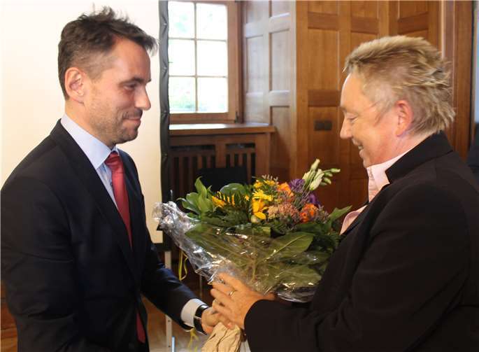 Oberbürgermeister David Langner gratuliert der neuen Bürgermeisterin Ulrike Mohrs nach ihrer Wahl durch den Stadtrat.Stadt Koblenz Pressestelle