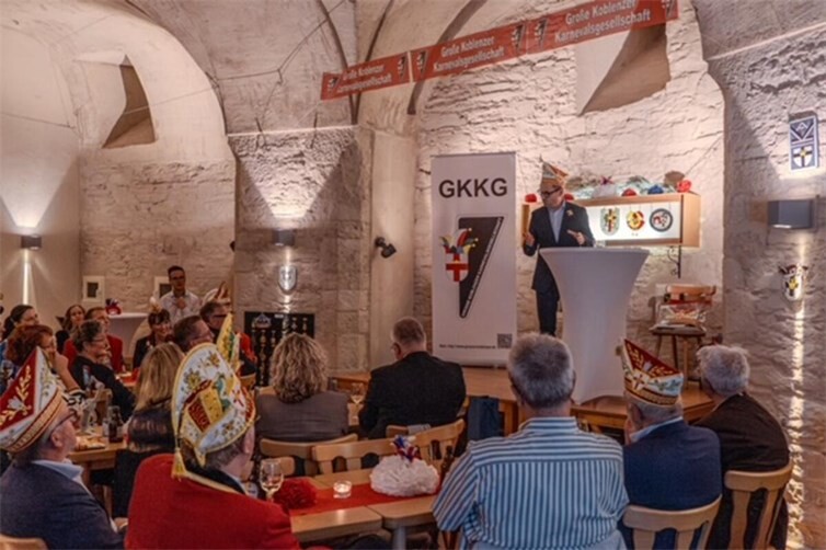 Oberbürgermeister David Langner hält im Rheinischen Fastnachtsmuseum die Laudatio auf Lars Hörnig.
