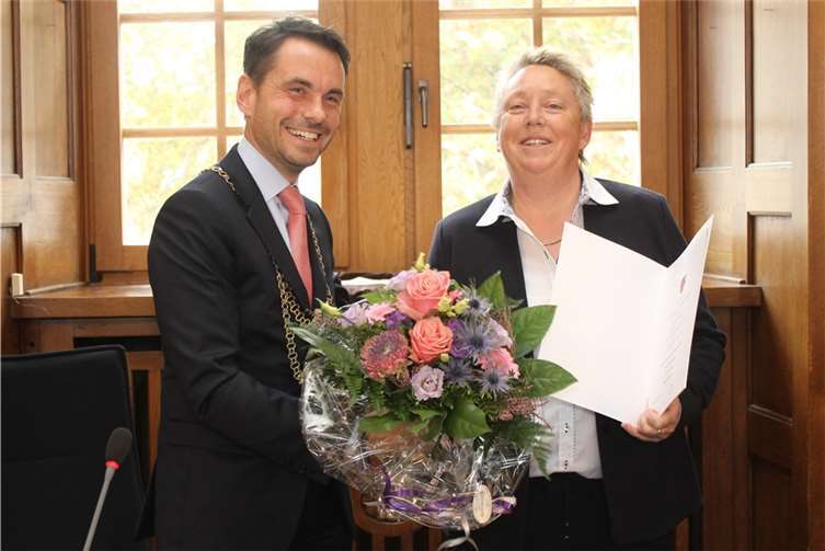 Oberbürgermeister David Langner hat Ulrike Mohrs zur neuen Bürgermeisterin der Stadt Koblenz ernannt. Foto: Stadt Koblenz