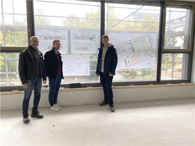 Oberbürgermeister David Langner im Neubau der Grundschule Freiherr-vom-Stein mit den Mitarbeiter des Zentralen Gebäudemanagements Josef Heinen (li.) und Konstantin Duderstaedt (re.).  Foto: Stadt Koblenz/Mandy Stefens