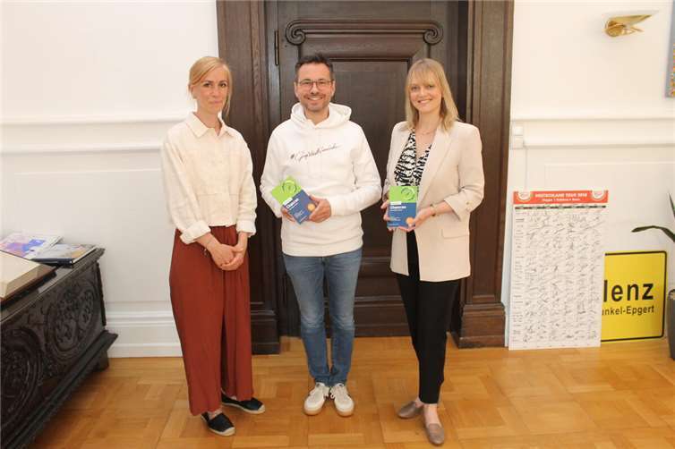 Oberbürgermeister David Langner konnte als einer der Ersten einen Blick in das Nachschlagewerk werfen. Foto: Stadt Koblenz/Thomas Knaak