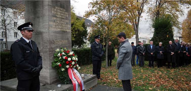 Oberbürgermeister David Langner legte einen Kranz am Mahnmal auf dem jüdischen Friedhof nieder, um der sechs Millionen ermordeter Juden zu gedenken. ND