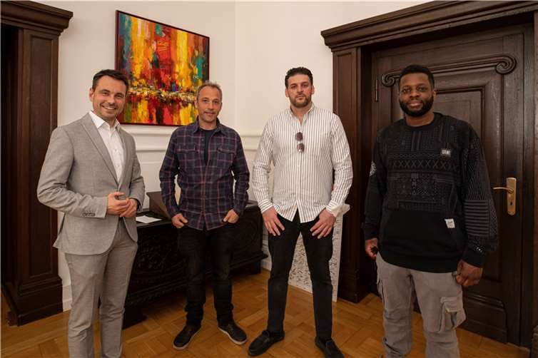 Oberbürgermeister David Langner (li.) bedankte sich im Rathaus bei den drei Lebensrettern v.re. Henry Appiah, Dirk Paucken und Jörg Atzor für ihren Einsatz auf der Horchheimer Brücke im Januar, bei dem sie einen jungen Mann vor dem Sturz in den Rhein bewahrten.  Foto: Stadt Koblenz/Egenolf
