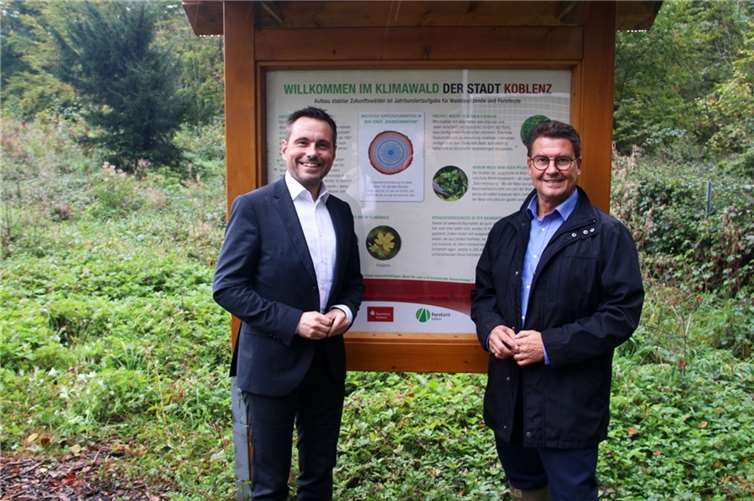 Oberbürgermeister David Langner (li.) und Vorstandsvorsitzender der Sparkasse Koblenz Matthias Nester vor der neuen Informationstafel im Klimawald der Stadt Koblenz. Foto: Bernd van Barkel