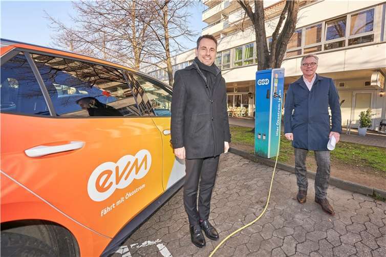Oberbürgermeister David Langner (li.) und evm-Vorstandsmitglied Bernd Wieczorek freuen sich über den Ausbau der Ladeinfrastruktur in Koblenz. Foto: Sascha Ditscher/evm