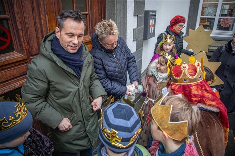 Oberbürgermeister David Langner (links) und Bürgermeisterin Ulrike Mohrs (rechts) ließen es sich auch nicht nehmen, den Sternsingern eine Spende zu überreichen.