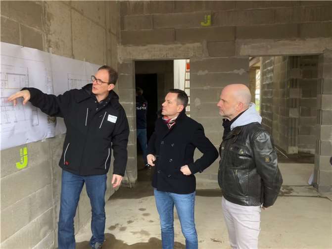 Oberbürgermeister David Langner mit Josef Heinen (re.) und Oliver Mohr (li.) vom Zentralen Gebäudemanagement der Stadt Koblenz.  Quelle: StadtKoblenz