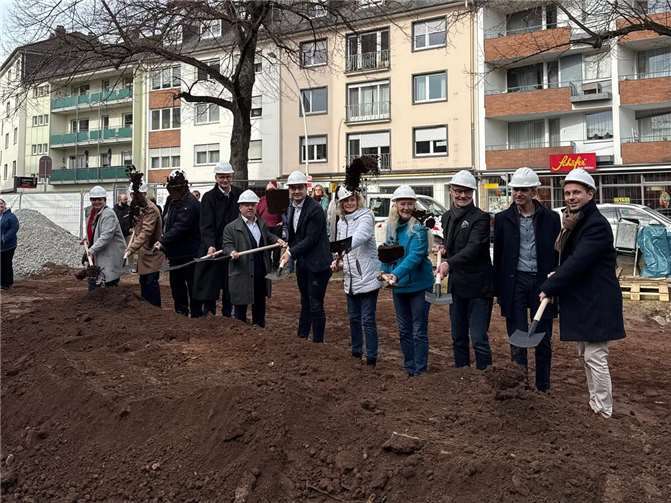 Oberbürgermeister David Langner mit den Projektpartnern und Vertretern des Stadtrates beim Spatenstich. Foto: Stadt Koblenz /Julian Häuser