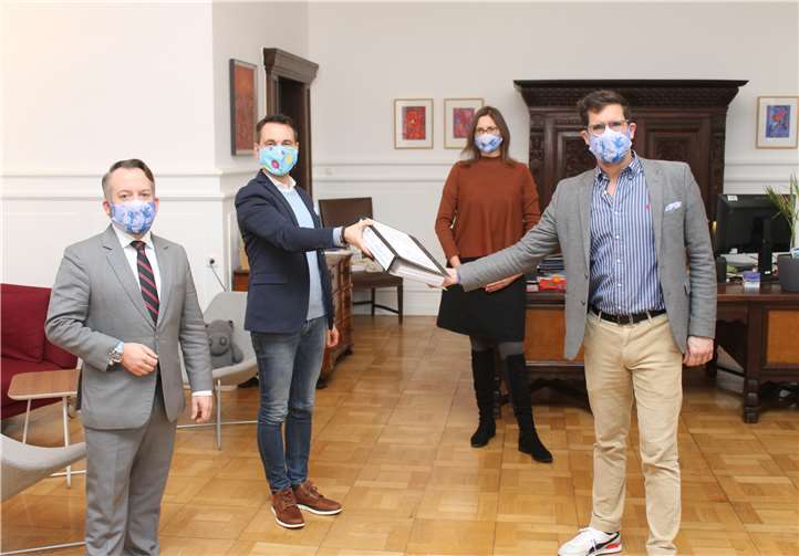 Oberbürgermeister David Langner nahm den Wahlvorschlag der Freie Wähler Koblenz persönlich entgegen. Foto: privat