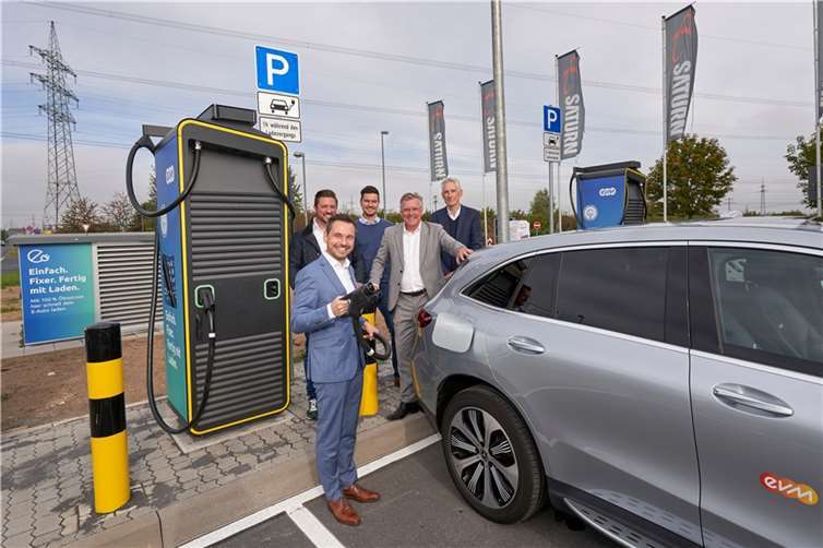 Oberbürgermeister David Langner nahm gemeinsam mit (von links) Christopher Dold (evm), Johannes Mader (Stadt), evm-Vorstand Bernd Wieczorek und Marcus Uhrmacher (Stadt) die neue Schnellladestation An der Römervilla in Betrieb.  Foto: Sascha Ditscher/evm.