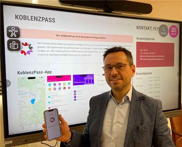 Oberbürgermeister David Langner präsentiert die KoblenzPass-App. Foto: Stadt Koblenz/Heiko Breitbarth