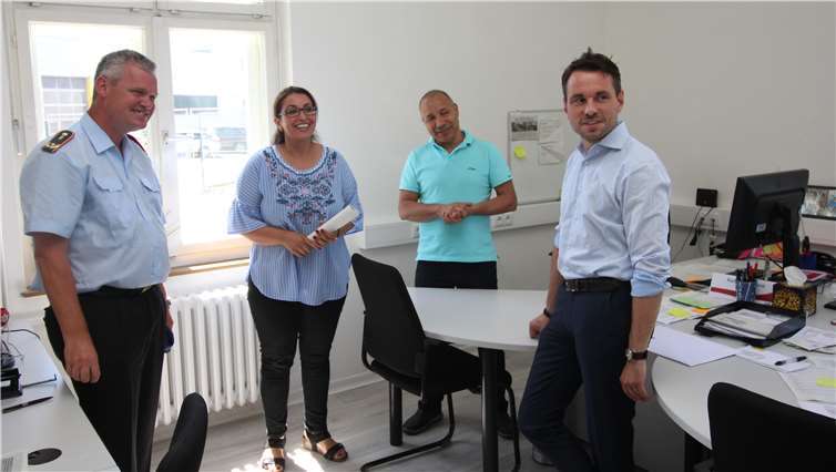 Oberbürgermeister David Langner (re.) besichtigte mit dem Standortältesten Bruno Most (li.) die städtische Flüchtlingsunterkunft in der Rheinkaserne.