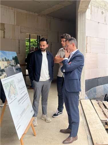 Oberbürgermeister David Langner (rechts) mit dem Sachgebietsleiter für Planung und Projekte des Zentralen Gebäudemanagements Konstantin Duderstaedt (Mitte) und Projekteleiter des Zentralen Gebäudemanagements Lawand Sammo (links) beim Richtfest für den Neubau des Dorfgemeinschaftshauses Arenberg/Immendorf.
