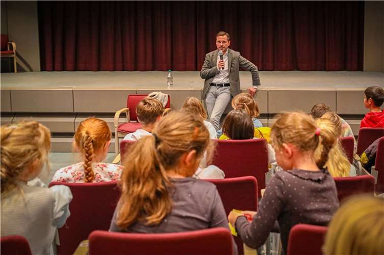 Oberbürgermeister David Langner stellte sich im Bundesarchiv den Fragen von einigen Grundschülern von der Karthause.  Foto: Stadt Koblenz/Andreas Egenolf
