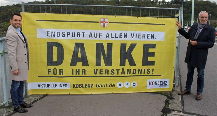 Oberbürgermeister David Langner und Baudezernent Bert Flöck verkündeten das Ende der Sanierungsarbeiten an der Pfaffendorfer Brücke ab 31. Oktober. Foto: Stadt Koblenz