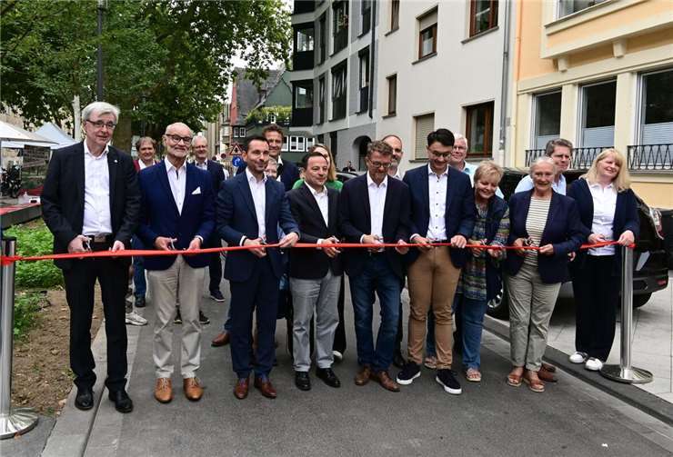 Oberbürgermeister David Langner und Baudezernent Prof. Dr. Andreas Lukas durchschnitten gemeinsam mit Projektbeteiligten, politischen Gästen und Schulleitern symbolisch das rote Band auf der neuen Fahrradstraße. Foto: Stadt Koblenz / Verena Groß