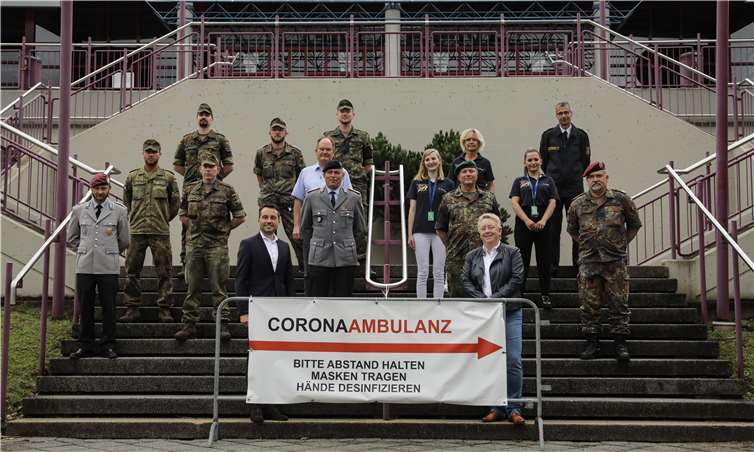 Oberbürgermeister David Langner und Bürgermeisterin Ulrike Mohrs (beide vordere Reihe) dankten den Bundeswehrsoldaten des Zentrums Innere Führung, dem Koblenzer Verbindungskommando unter der Leitung von Oberstleutnant Hansjörg Schütz (Zweite Reihe, 2.v.re.) sowie dem Team der Corona-Ambulanz für ihre wertvolle Unterstützung in den vergangenen Monaten der Pandemie. Foto: Stadt Koblenz/Egenolf