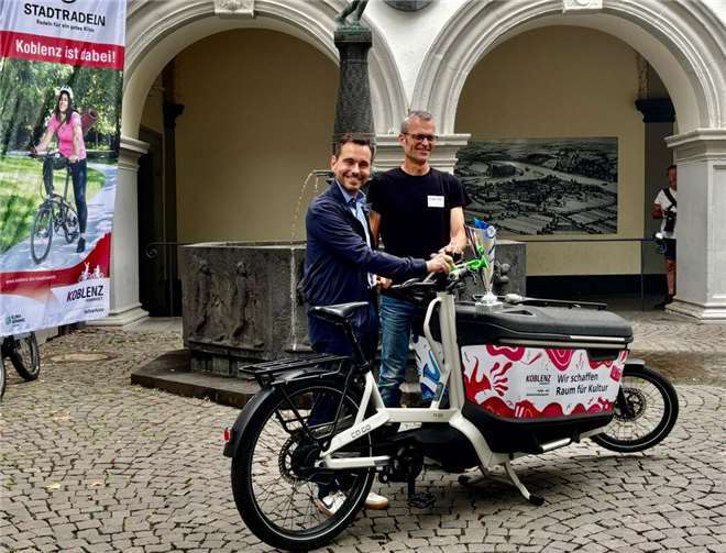Koblenz tritt in die Pedale für den Klimaschutz – Start des Stadtradeln 2025 Oberbürgermeister David Langner und Ralph Emmerich vom Radverkehrsteam der Stadt Koblenz eröffnen das STADTRADELN 2025 mit einem symbolischen Startklingeln. Foto: Helene Kremer
