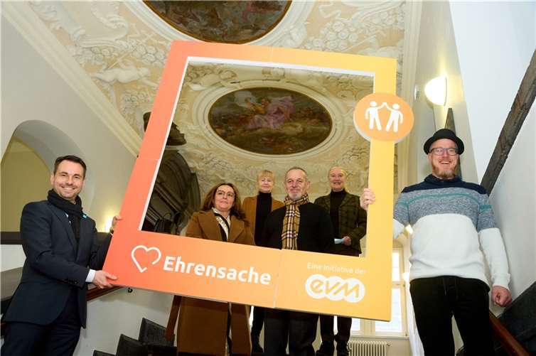 Oberbürgermeister David Langner und evm-Unternehmenssprecher Christian Schröder bei der Spendenübergabe in Koblenz.Foto: evm/Frey