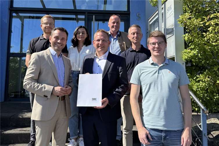 Oberbürgermeister David Langner (v.l.) und Geschäftsführer Lars Hörnig (v.m.) freuen sich gemeinsam mit den Teilnehmern des Projekts über die Einreichung des Förderantrags. Foto: Sascha Ditscher