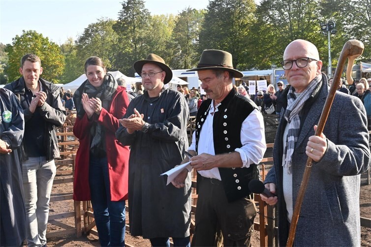 Oberbürgermeister Dirk Boos durfte für Wanderschäfer Friedel Bous kurz den Hirtenstab halten. Foto: SK 