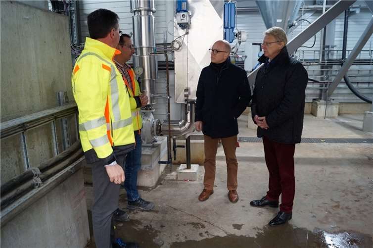 Oberbürgermeister Dirk Meid (2.v.r.) und Rolf Schäfer (1.v.r.) (kaufmännischer Geschäftsführer der Fernwärme Mayen GmbH) bei der Firma Weig.  Foto: privat