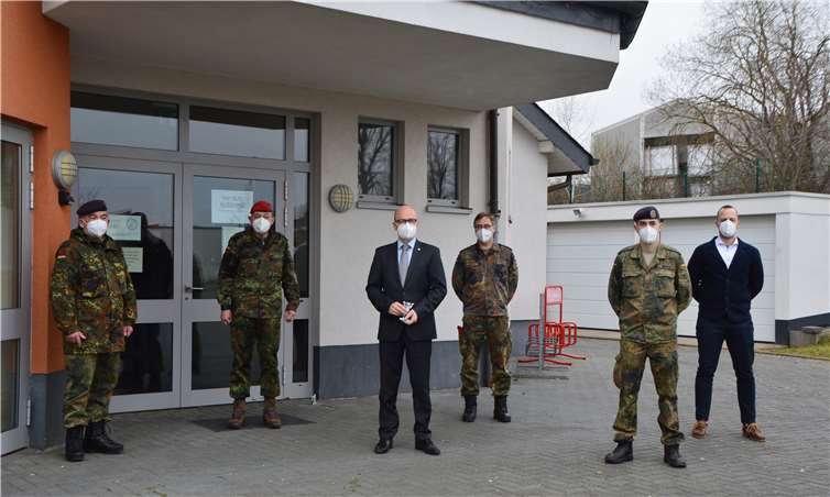 Oberbürgermeister Dirk Meid (3. von links) und der Leiter der Einrichtung Jan Kröll (1. von rechts) begrüßten in diesen Tagen hochrangige Gäste im kommunalen Schnelltestzentrum: Oberst Hans Jürgen Heiß (1. von links) und Generalmajor Carsten Breuer (2. von links).Fotos: Stadt Mayen