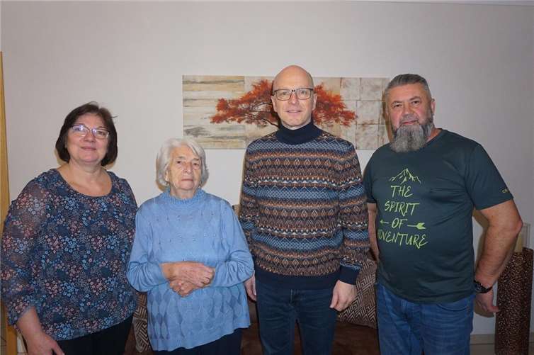 Oberbürgermeister Dirk Meid (3.v.l.) gratuliert Klara Kurz (2.v.l.) zum 95. Geburtstag.  Foto: