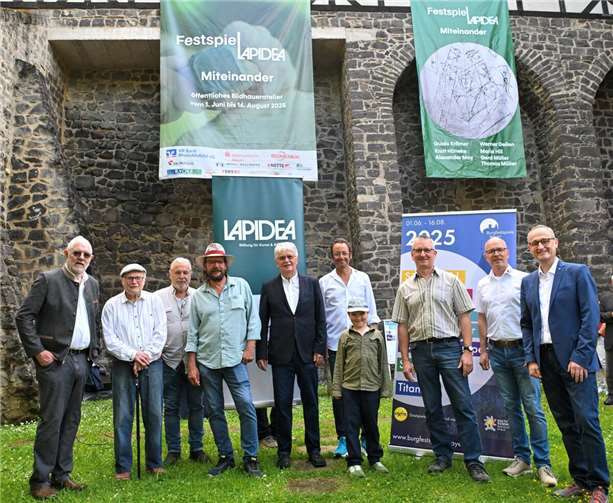 Oberbürgermeister Dirk Meid, Intendant Alexander May freuen sich mit dem Lapidea-Vorstand Rolf Schumacher, Johannes Netz und Udo Lohner sowie den Künstlern Guido Krämer, Thomas Müller und Werner Geilen auf das offene Atelier. Mit dabei ist auch das Lapidea-Gründungsmitglied Hans-Joachim Hippel. Foto: Peter Seydel