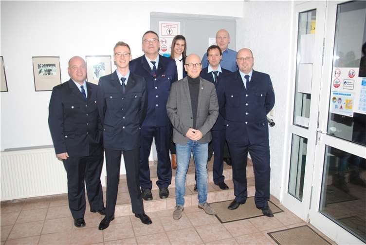 Oberbürgermeister Dirk Meid, Wehrleiter Andreas Faber, stellv. Bereichsleiterin 2.1. Christina Kreucher mit der Führung des Löschzuges Nitztal sowie den geehrten und ernannten Feuerwehrkameraden. Foto: Stadt Mayen