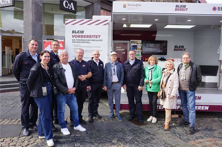 Oberbürgermeister Dirk Meid, die Wehrleitung der Freiwilligen Feuerwehr Mayen, eine Abordnung des Ausschuss für Kultur und Märkte mit Vertreter der Kampagne „Bleib Bereit“ Stephan Tusch. Foto: Jacqueline Blang/Stadt Mayen