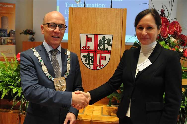 617. Lukasmarkt offiziell mit würdigem Empfang eröffnet Oberbürgermeister Dirk Meid konnte die Generaldirektorin des RGZM, Prof. Dr. Alexandra W. Busch als Gastrednerin begrüßen.
