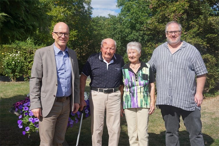Oberbürgermeister Dirk Meid (links) gratuliert Karl Weber (2.v.l.) zum 90. Geburtstag