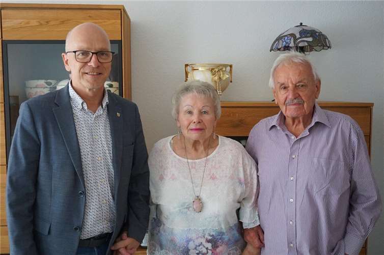 Oberbürgermeister Dirk Meid (links) mit Brunhilde und Georg Schwager.  Foto: Jacqueline Blang/ Stadt Mayen