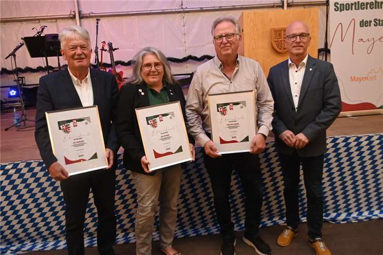 Oberbürgermeister Dirk Meid mit den drei Persönlichkeiten des Sports (von links Rolf Schumacher, Heike Hoffmann und Franz Josef erhards). Fotos: SK