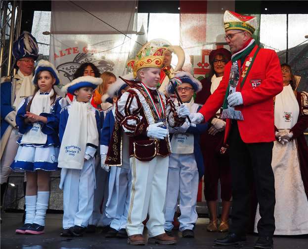 Oberbürgermeister Dirk Meid proklamiert den kleinen Herrscher „Florian I.“