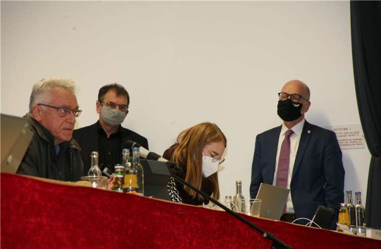 Oberbürgermeister Dirk Meid (r.) leitete seine erste Stadtratssitzung nach strengen Corona-Hygienevorschriften. Geschäftsführer Josef Brodam (l.) stellte im Stadtrat die neuen Baupläne der Lebenshilfe am Heckenberg vor.Fotos: WE