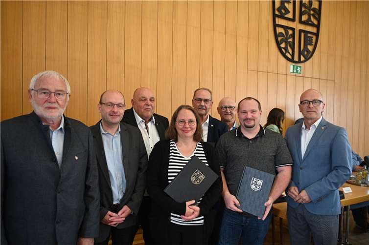 Oberbürgermeister Dirk Meid (rechts) verabschiedete zu Beginn der Sitzung die ausgeschiedenen Mitglieder des Stadtrats.