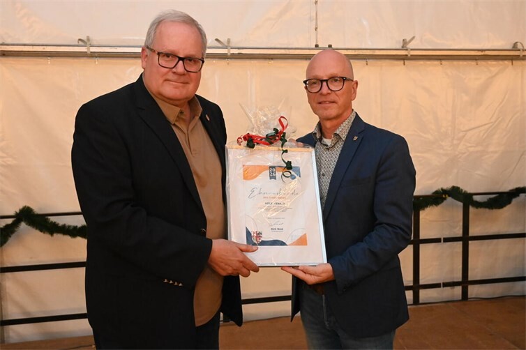 Oberbürgermeister Dirk Meid (rechts) zeichnete Rolf Werner als Persönlichkeit des Sports aus. Foto: SK