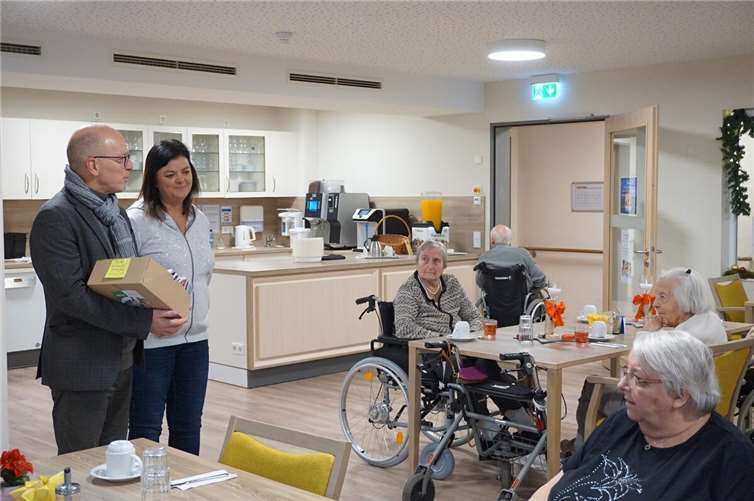 Oberbürgermeister Dirk Meid und Anja Westhöfer von der Verwaltung verteilen die Grußkarten im Seniorendomizil Grubenfeld.  Foto: Jacqueline Blang/ Stadt Mayen