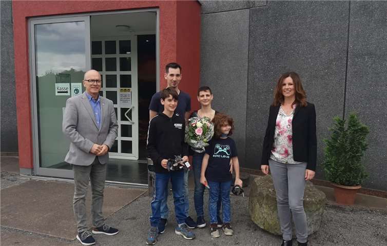Oberbürgermeister Dirk Meid und Museumsdirektorin Alina Wilbert-Rosenbaum begrüßten den 70.000sten Besucher in den Erlebniswelten Grubenfeld. Foto: Sabine Leonard/Stadt Mayen